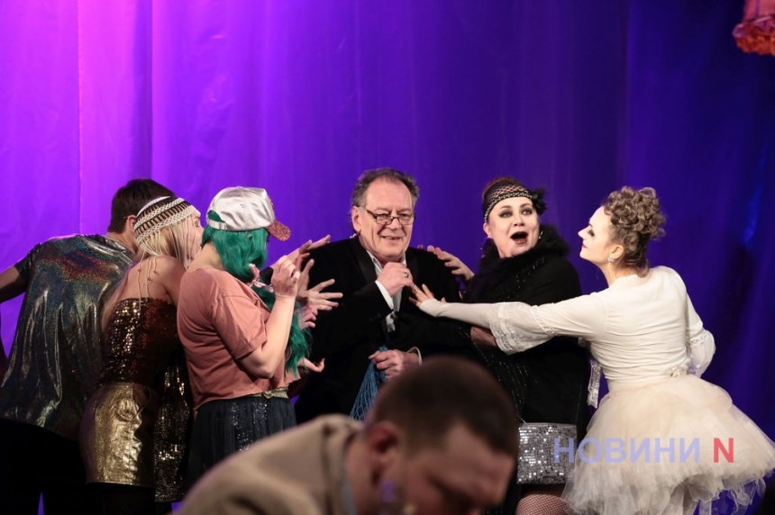 «Течение обыкновенного безумия»: в Николаевском театре рассказали о важности ментального здоровья ( фоторепортаж)
