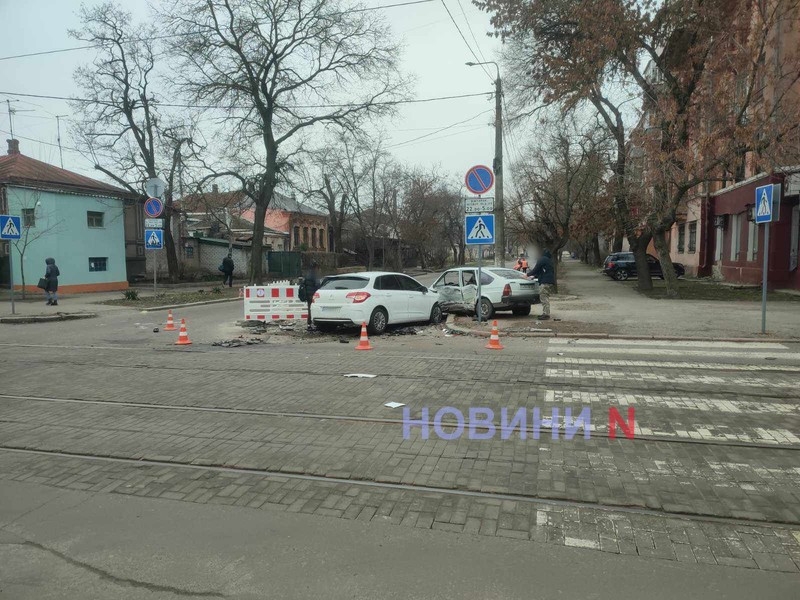 В центре Николаева «Фольксваген» после столкновения с «Ситроен» вылетел на тротуар (фото)