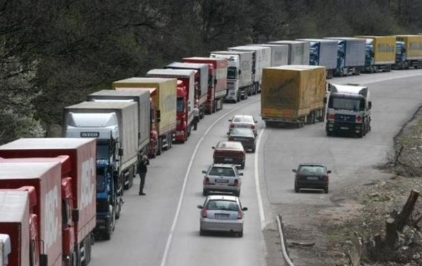 У черзі понад 3 тисячі фур: ДПСУ розповіла про ситуацію на кордоні з Польщею