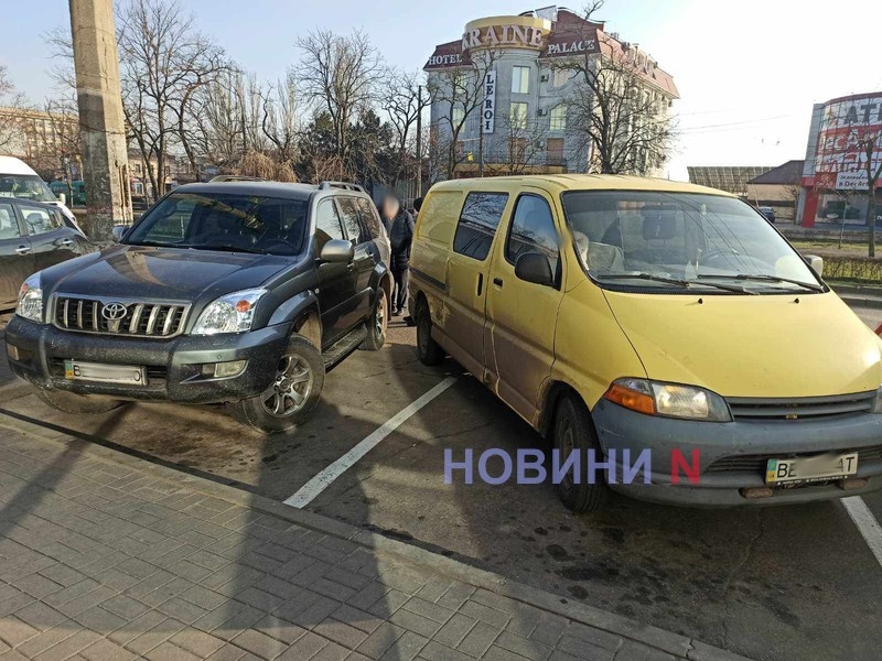 Возле магазина в Николаеве столкнулись Land Cruiser Prado и микроавтобус Toyota Hiace