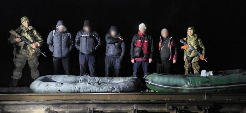 Хотели уплыть в Венгрию: на границе со стрельбой задержали уклонистов