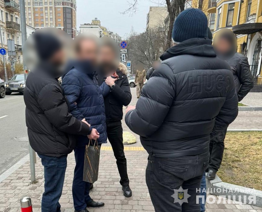 В Киеве задержали чиновника Минкульта, который вывозил антиквариат за границу