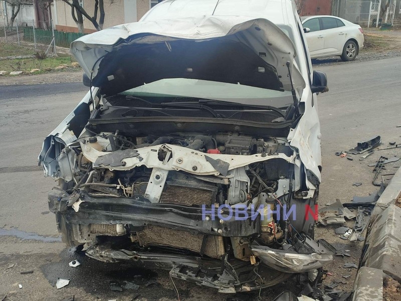На перекрестке в Николаеве столкнулись Renault и Opel – пострадали пассажирка и случайная прохожая
