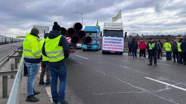 Украинские перевозчики начали блокирование границы Польши