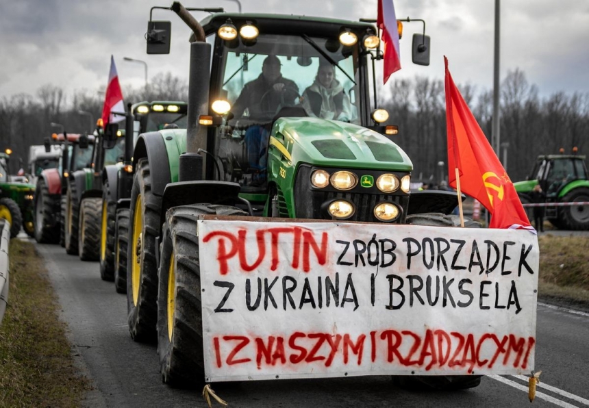 В Польше протестующий с флагом СССР просит Путина «навести порядок» (фото)