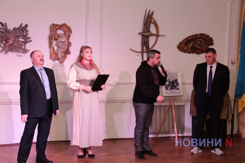 Арт-терапия Валерия Одробинского: в николаевском театре открылась выставка резных и живописных работ (фоторепортаж)
