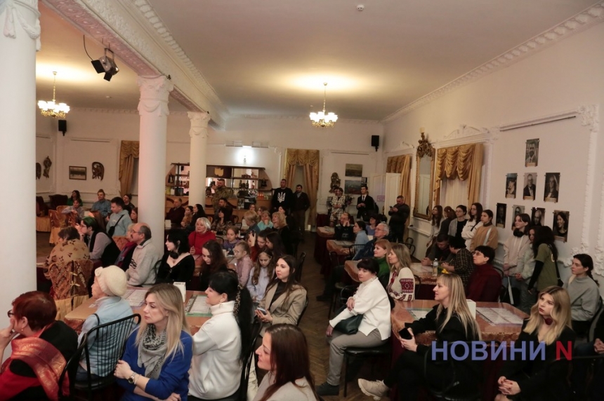 Арт-терапия Валерия Одробинского: в николаевском театре открылась выставка резных и живописных работ (фоторепортаж)