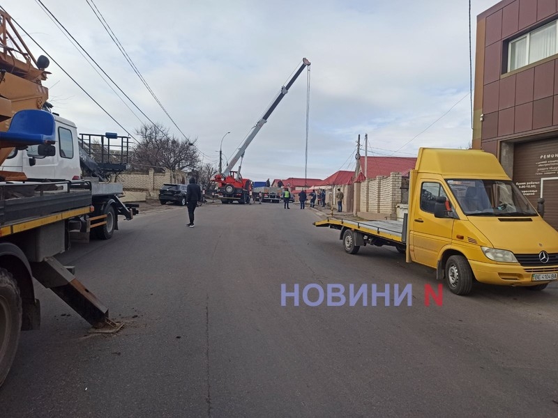 Из-за поваленной «Тойотой» опоры в Николаеве 75 домов остались без света