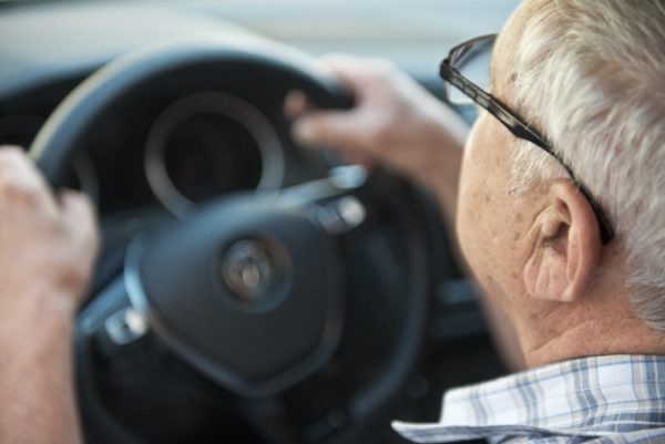 Пенсіонерам-водіям готують обмеження: які нові правила хочуть запровадити