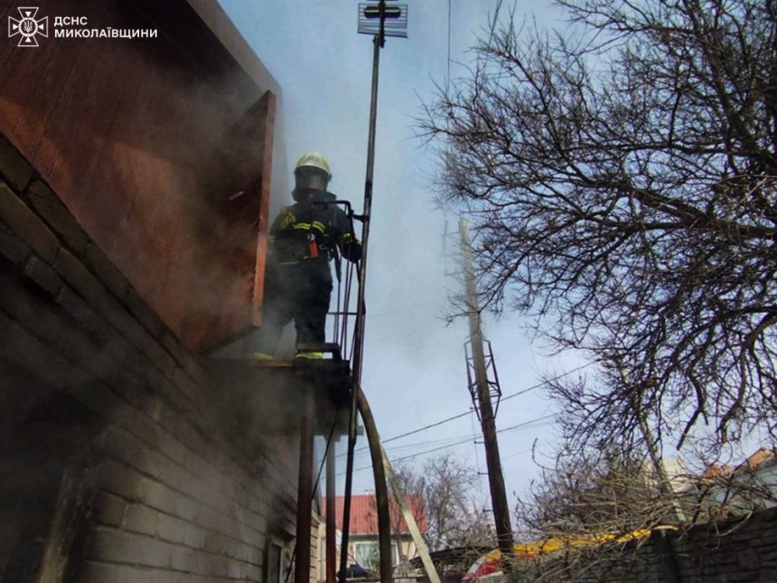 В Николаеве горящий жилой дом тушили из 6 спецавтомобилей: пожарные спасли мужчину и девочку