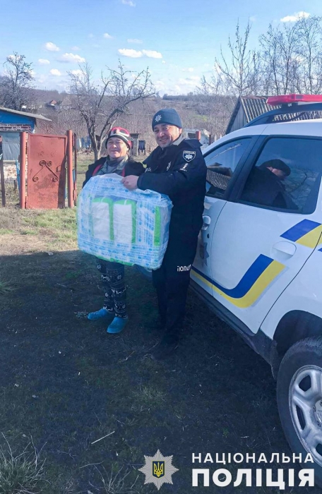 Не тільки охорона порядку: співробітник поліції передав гуманітарну допомогу нужденній сім'ї в Миколаївській області