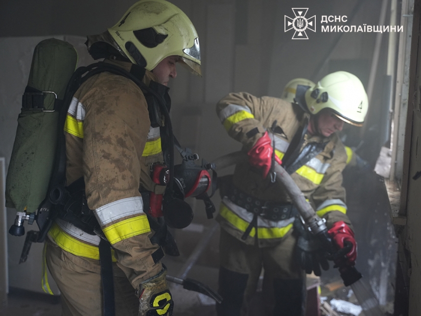 У Миколаєві горіли будинок та меблевий цех: гасили рятувальники (відео)