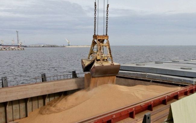 С начала года оккупанты вывезли из порта Мариуполя более 20 тысяч тонн ворованного зерна