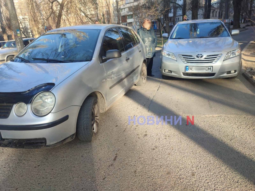 У дворі в Миколаєві зіткнулися «Тойота» і «Фольксваген»