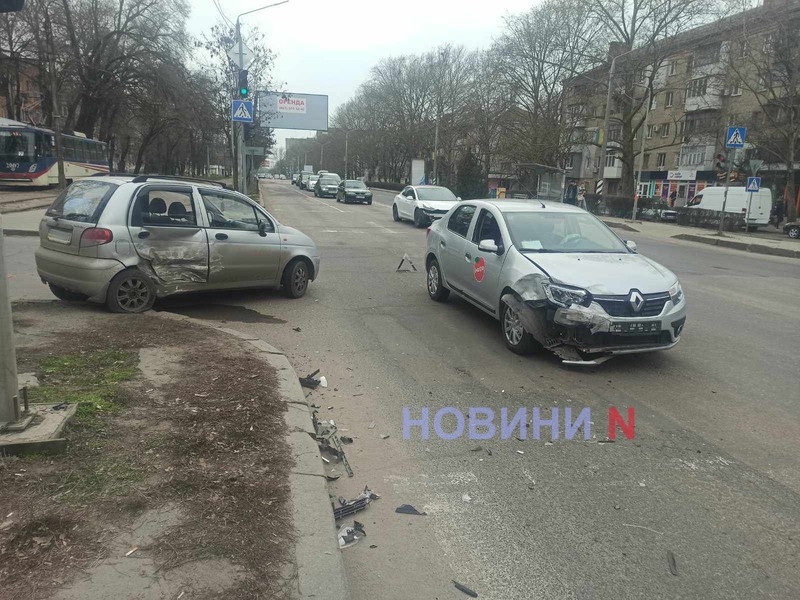 На перекрестке в Николаеве столкнулись Renault и Daewoo
