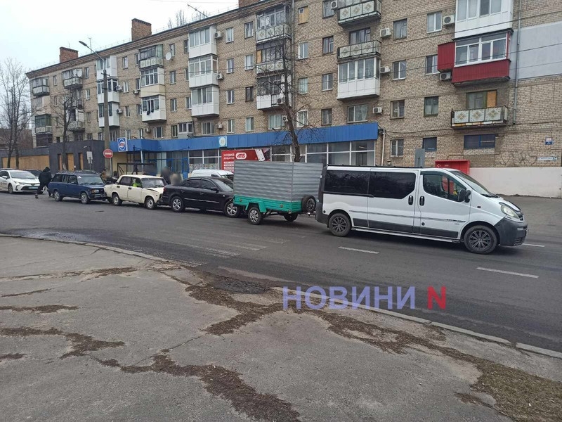 В центре Николаева женщина на «Жигулях» устроила ДТП с четырьмя автомобилями: пострадала женщина