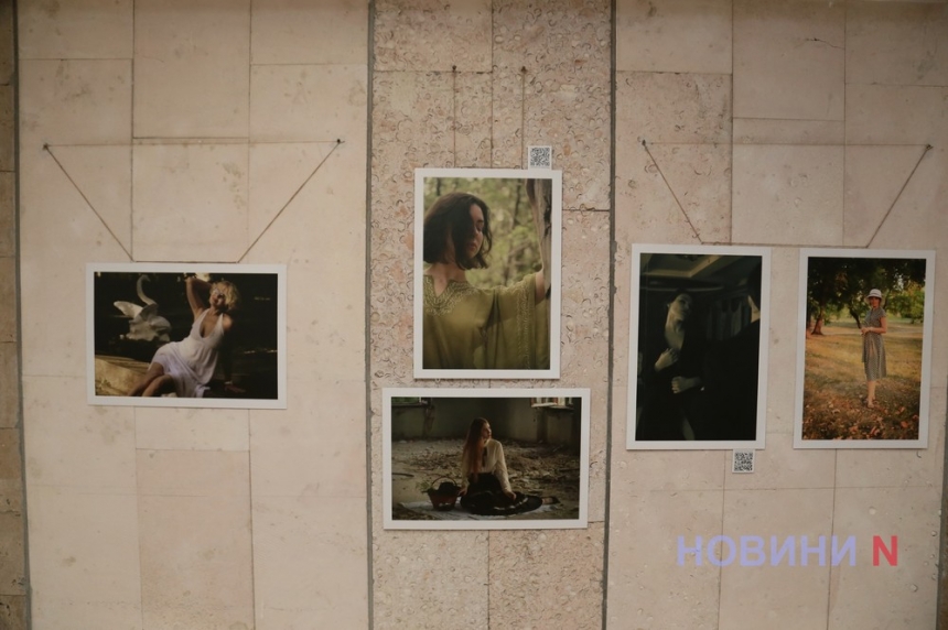 «Перший день весни»: миколаївський фотограф відкрив виставку жіночих портретів (фото, відео)
