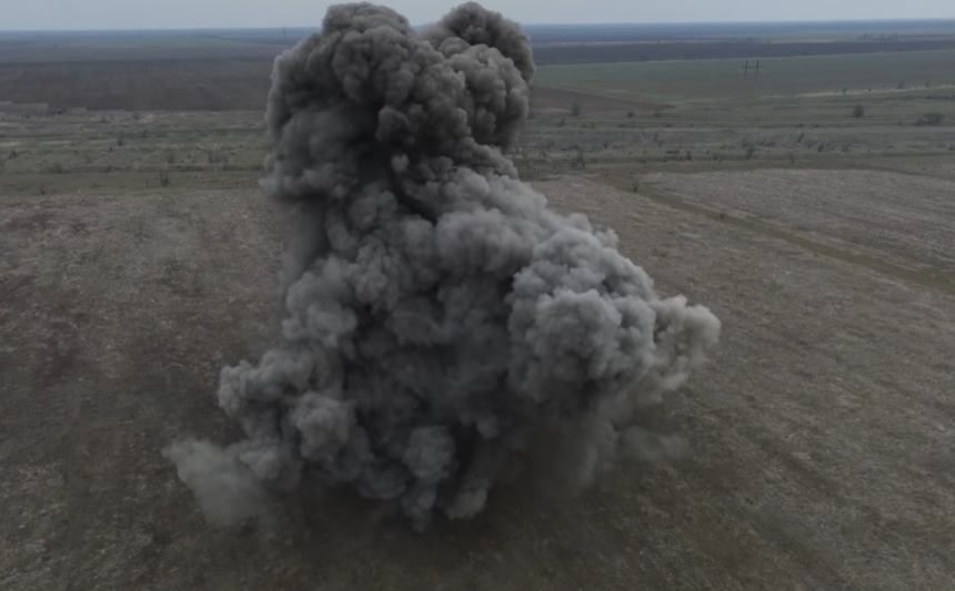 Уничтожение вражеских мин в полях на юге Украины показали с высоты птичьего полета (видео)