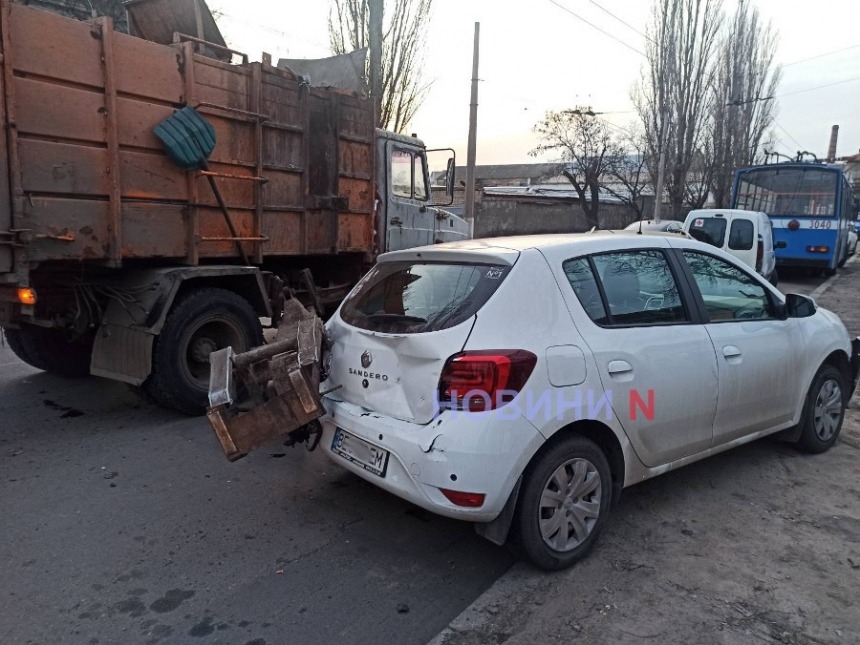 З'явилося відео, як у Миколаєві сміттєвоз згріб маніпулятором три припарковані машини