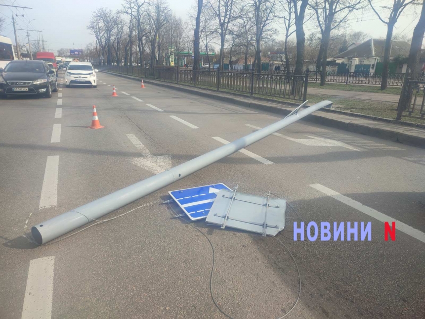На проспекте в Николаеве упал столб: заблокировано движение троллейбусов, возникла пробка