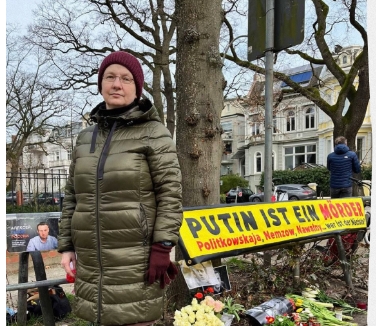 У Німеччині співробітник консульства РФ напав на жінку через квіти біля портрета Навального
