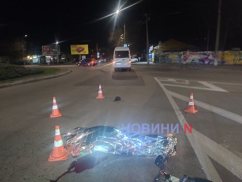 В центре Николаева маршрутка сбила насмерть велосипедиста (видео)