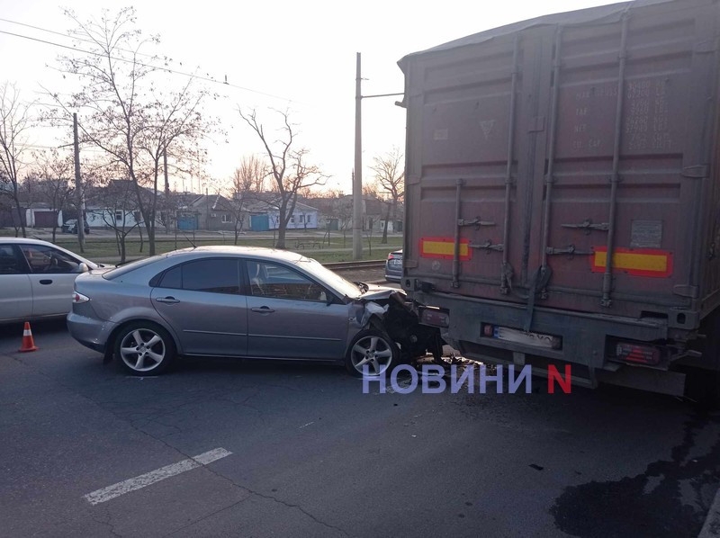 В центре Николаева Mazda врезалась в припаркованную фуру