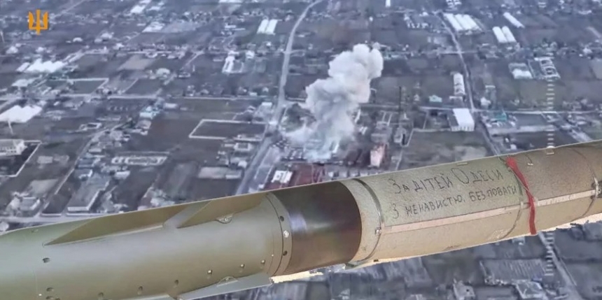 Повітряні сили скинули керовану авіабомбу на окупантів у Херсонській області (відео)