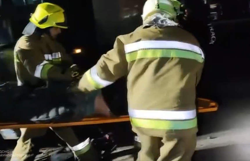 На трассе под Николаевом столкнулись фура и «легковушка»: пострадавших из авто вырезали спасатели (видео)