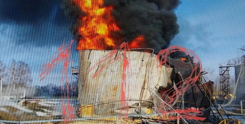 Горит резервуар: в Белгородской области БПЛА мог атаковать нефтебазу, — соцсети (видео)