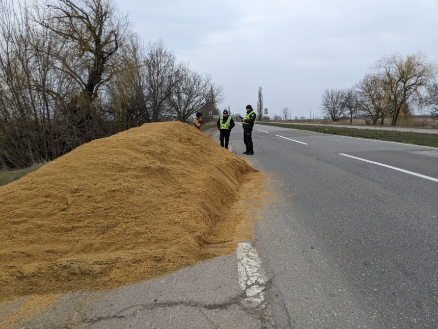 У Миколаївській області водій фури висипав пісок на трасі за 200 метрів від поста вагового контролю