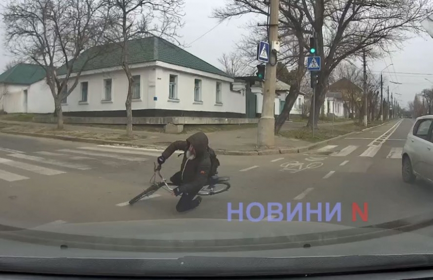 В Николаеве аферист на велосипеде пытался сымитировать ДТП и упал под колеса «Лексуса» (видео)