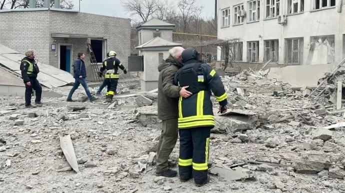 Росія завдала авіаційно-ракетного удару по лікарні в Сумах, постраждала людина