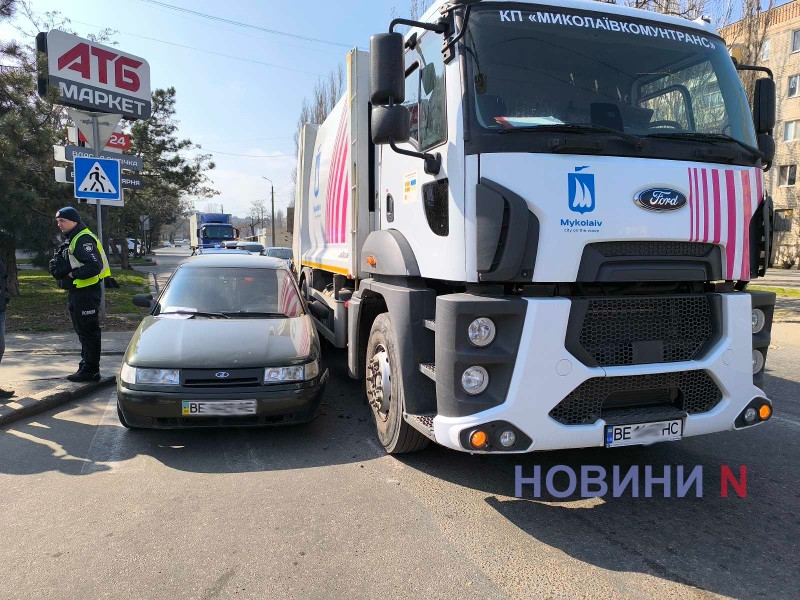На перекрестке в Николаеве столкнулись ВАЗ и мусоровоз