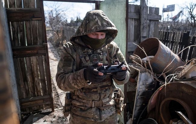 Военные показали видео уничтожения вражеских пехоты и блиндажей с помощью FPV-дронов