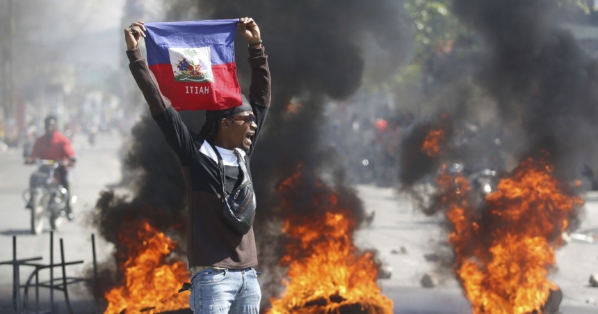 На Гаити массовое восстание банд. США рассматривают возможность переброски морпехов