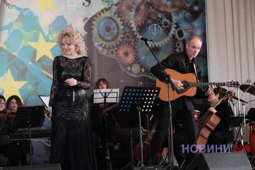 Весна на хвилі: для миколаївців виступив «Acoustic band» та естрадно-симфонічний оркестр (фоторепортаж)