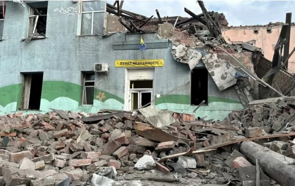 РФ ракетами атакувала місто на Донеччині: десятеро людей поранено, зруйновано під'їзд