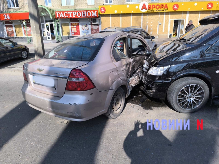 В Николаеве столкнулись три автомобили: пострадал водитель