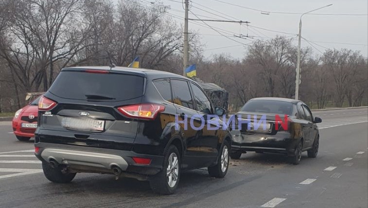 На Ингульском мосту в Николаеве столкнулись «Форд» и «Шевроле»