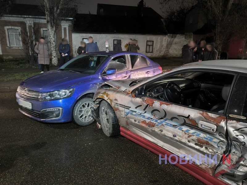 В центре Николаева столкнулись три автомобиля: пострадала пассажирка такси