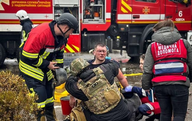 Удар по Одесі: травмовано 20 людей, п'ятеро з них – рятувальники, один загиблий
