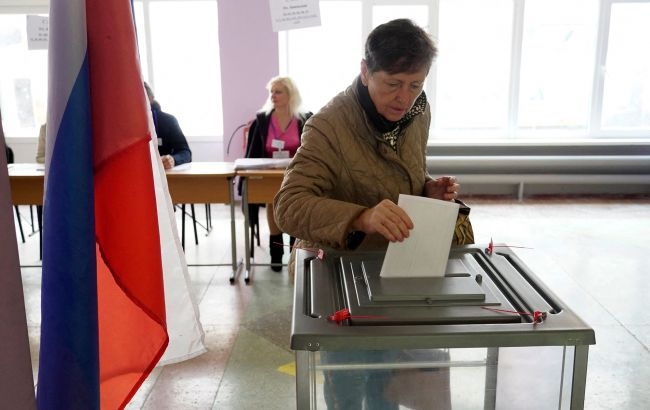Обливають зеленкою, джгуть і підривають: росіяни масово псують "виборчі" урни