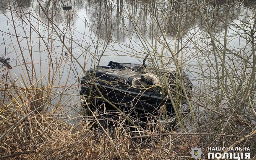 На Хмельниччині автомобіль злетів у ставок: загинуло двоє людей