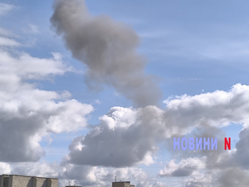 У Миколаєві гучний вибух: у небі стовп диму