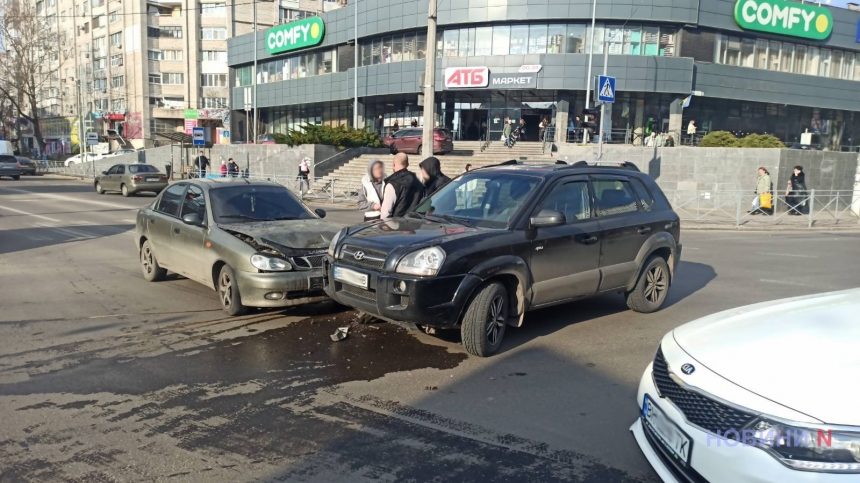 В центре Николаева столкнулись «Хюндай» и «ДЭУ»: на проспекте огромная пробка
