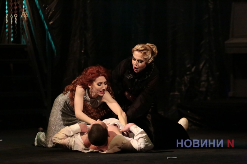 Оркестр: В николаевском театре покажут трагикомедию о женских судьбах после войны (фоторепортаж)