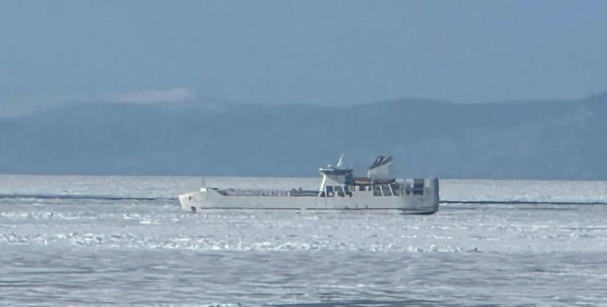 Российское судно «Александр Деев» с пассажирами на борту столкнулось со льдиной (фото)