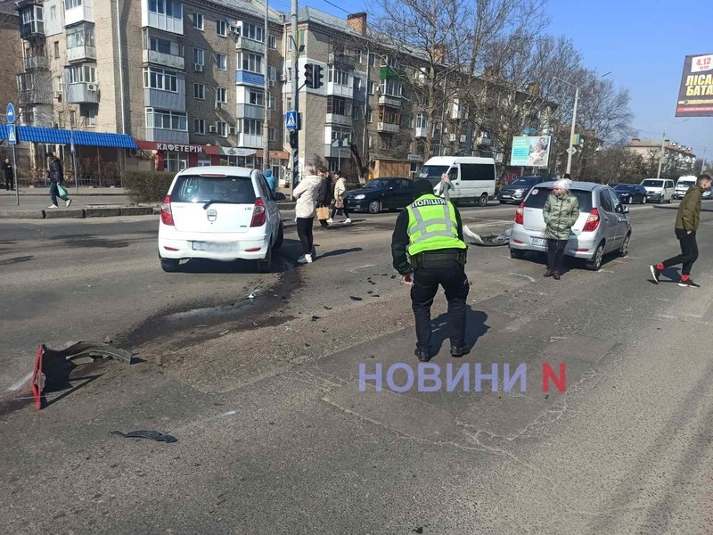 Две дамы на одинаковых машинах столкнулись на перекрестке в Николаеве (фото)