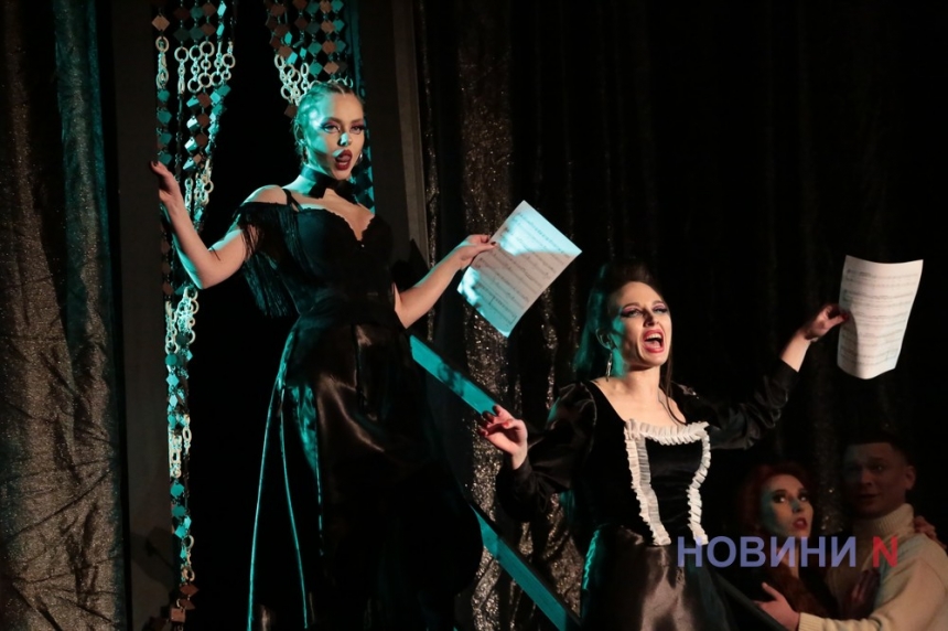 «Шість жінок та один чоловік: у Миколаєві репрезентували спектакль «Оркестр» (фоторепортаж)